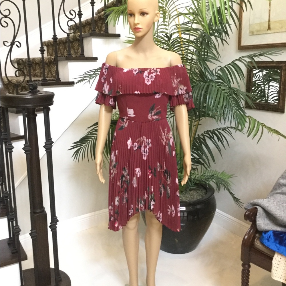Great off the shoulder dress. NWT